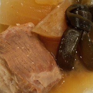 沖縄料理・豚肉と冬瓜と昆布のソーキ汁
